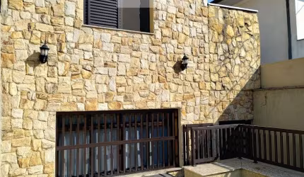 Casa ampla e ensolarada e dormitórios 1 suíte 2 vagas, localizada em área nobre da Vila Mariana, Jardim da Glória, com ótima e fácil mobilidade, rua arborizada.