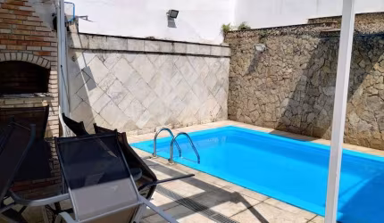 Casa com 3 dormitórios sendo 1 suíte, escritório, piscina, churrasqueira, 3 vagas, excelente localização em área estritamente residencial Z1 na região da Vila Mariana / Jardim da Glória