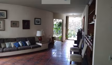 Casa no Jardim Guedala com 5 suítes, escritório, muito jardim e 3 vagas