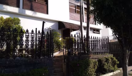 Casa com 5 dormitórios, sendo 2 suítes e 1 escritório
