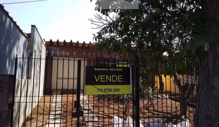 Casa para venda com 4 dormitórios, sendo 1 suíte, terreno de 400 m2, necessita de reforma completa, oportunidade de investimento e moradia.