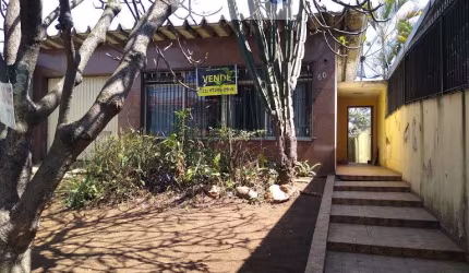 Casa para venda com 4 dormitórios, sendo 1 suíte, terreno de 400 m2, necessita de reforma completa, oportunidade de investimento e moradia.