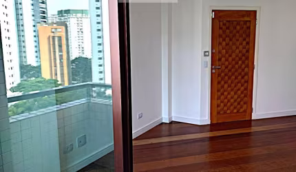 Apartamento com 3 dormitórios, sendo 1 suíte, amplo e ensolarado em área nobre no Klabin na região da Vila Mariana.