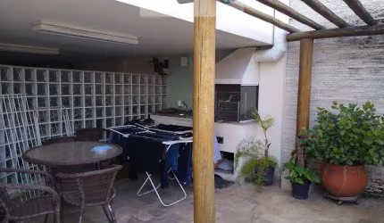 Casa com 4 dormitórios sendo 2 suítes e 1 escritório 430m2 área construída excelente localização em área estritamente residencial Z1
