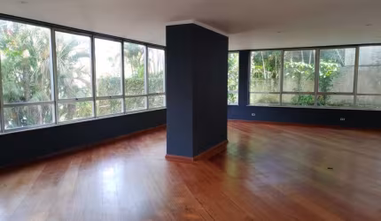 Casa no Jardim Guedala com 4 dormitórios, sendo 2 tipos suítes, escritório, muito jardim e 6 vagas