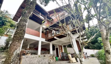 Aluguel Anual casa mobiliada no Estaleiro com 3 suítes, sacada integrada, churrasqueira e garagem para 2 carros