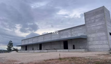 Galpão para locação em Porto Belo-SC - 3.000m² de área construída, docas para caminhões e pé direto de 10 metros