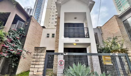Aluguel Anual: Casa Comercial com 154 metros no centro de Balneário Camboriú.