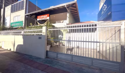 Aluguel anual: Casa comercial de 285 metros privativos, próximo a BR em Balneário Camboriú.