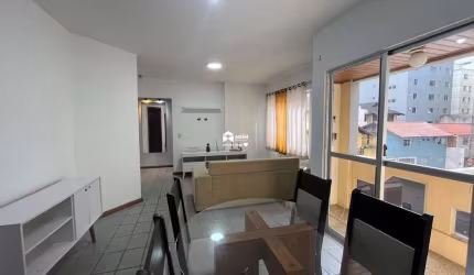 Aluguel anual: Apartamento de 2 quartos a quadra mar em Balneário Camboriú