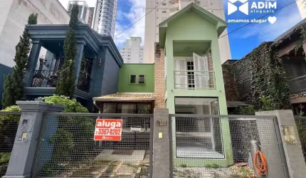 Aluguel Anual: Casa Residencial com 3 suítes e 154 metros no centro de Balneário Camboriú.