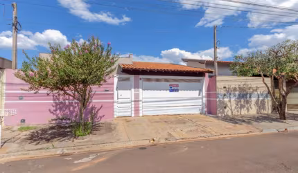 Versátil casa tipo para venda com 3 quartos, sendo 1 suíte, 132m²