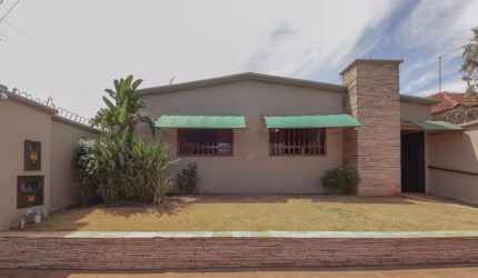 Agradável casa tipo para venda com 2 quartos, sendo 2 suítes, 272m²