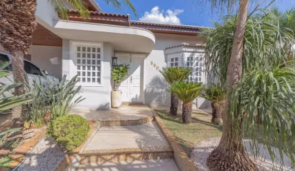 Atraente casa tipo para venda com 3 quartos, sendo 1 suíte, 296m²