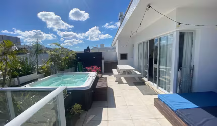Cobertura Mobiliada com Área Externa Privativa no Sul da Ilha!