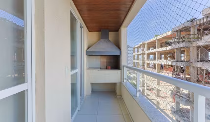 Amplo apartamento 2 quartos com suíte e varanda com churrasqueira – Barreiros, São José