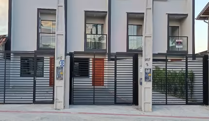 Casa com 2 quartos à venda na Rua São Vicente, 107, Boa Vista, Joinville, 82 m2 por R$ 389.000