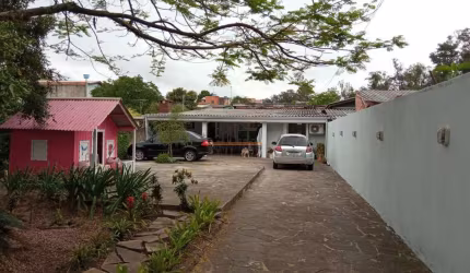 Casa 3 dormitórios em amplo terreno 11x30m