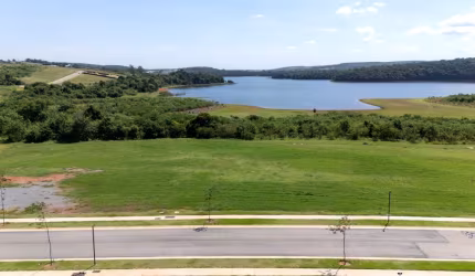 Lote em condomínio exclusivo com lazer náutico completo