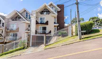 Casa com 4 quartos à venda na Rua Vansolino Granato, 22, Pilarzinho, Curitiba, 181 m2 por R$ 950.000