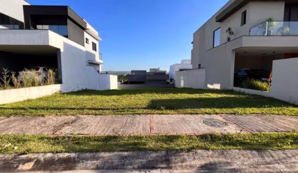 Lote com com leve declive no condomínio Cyrela Landscape