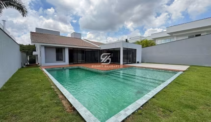 Casa  com 5 suítes e ampla área de lazer no condomínio Fazenda Imperial.