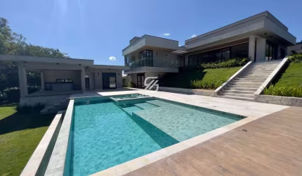 Casa com 4 suítes, lote de 1711m² com fundo para o lago no Village Ipanema 1