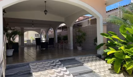 Casa duplex com 5 suítes em Ponta Negra