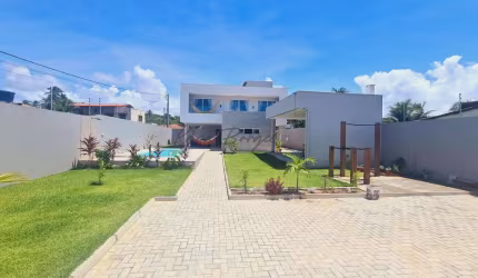 Casa Duplex 185m² em Tabatinga: 3 suítes, piscina e jardim