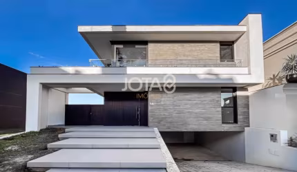 Casa em Condomínio com 3 suítes e terreno