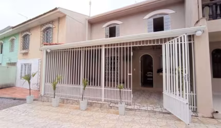 Sobrado em condomínio de aprox. 120m², reformado!