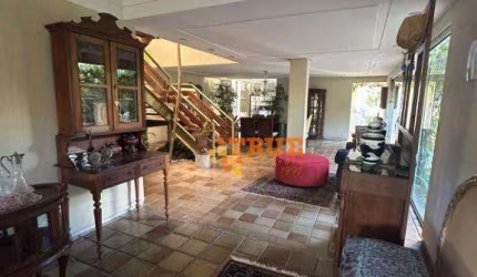 Casa em três lotes, com duas frentes