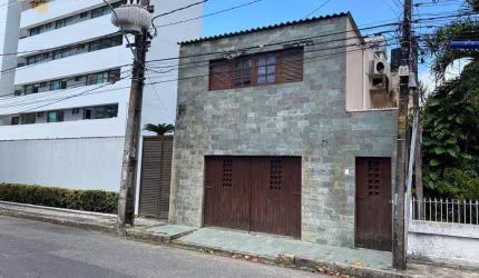 Casa há 70 m da Praça de Casa Forte