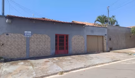 CASA TRINDADE GO LOTE 360 M2 CONSTRUÇÃO 200 M2 COM QUINTAL PERTO DA BASÍLICA