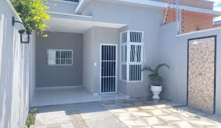 Casa à Venda com 2 quartos, 2 banheiros, 2 vagas e 67m² por R$ 220.000