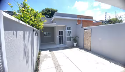 Casa à Venda com 2 quartos, 2 banheiros, 2 vagas e 67m² por R$ 220.000
