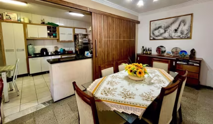 Apartamento à Venda com 3 quartos, 3 banheiros e 123m² por R$ 345.000