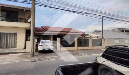 Otima Casa com 3 dormitorios e um sendo uma suite no Bairro Cordeiros em Itajai