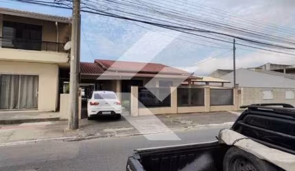 Otima Casa com 3 dormitorios e um sendo uma suite no Bairro Cordeiros em Itajai