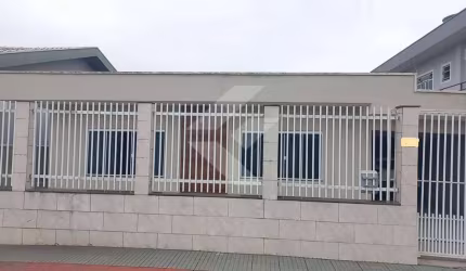 Ampla Residência Mobiliada com Garagem para 3 Carros - 4 Dormitórios, Sala Ampla, Cozinha 2 banheiros e Edícula com Churrasqueira e Banheiro Social.