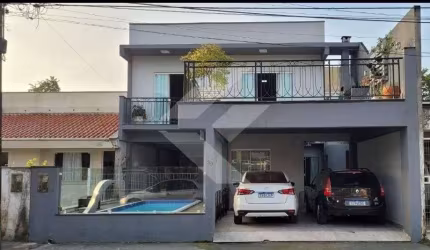 Sobrado dentro de condominio fechado com 4 Suítes 1 Banheiro Social, Garagem para 2 carros e Área de Festa com Piscina