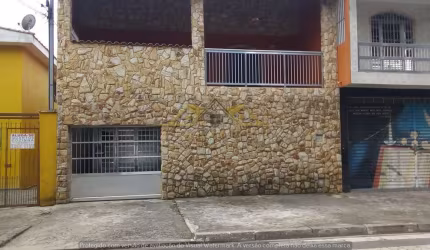 Sobrado para venda com 210m² e 4 quartos.