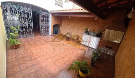 Sobrado para venda com 254m² e 3 quartos.