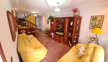 Sobrado para venda com 254m² e 3 quartos.