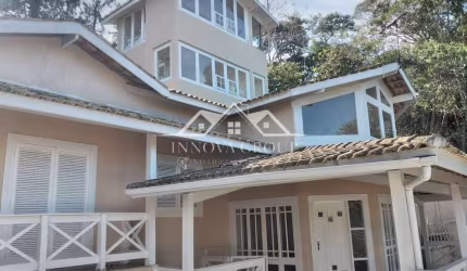 Sobrado para venda tem 628m² com 5 quartos.