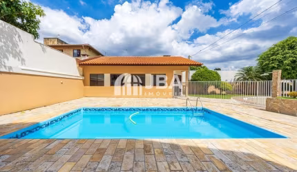 TRIPLEX SEMIMOBILIADO A UMA QUADRA DA ARCO ÍRIS