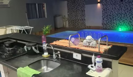 Linda casa com piscina e 2 suítes em VG