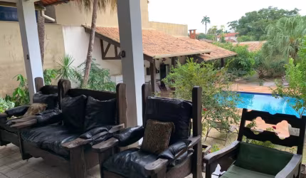Casa com 5 suítes, 1350m² de terreno e campo de futebol