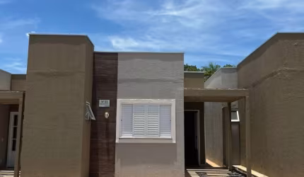 Linda casa em condomínio fechado no Pedra 90