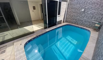 Casa com piscina e churrasqueira no Condomínio Rubi